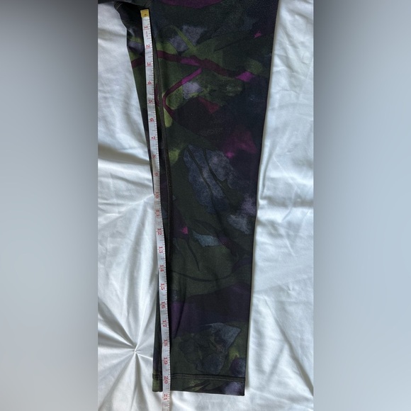 Lululemon Wunder Under Crop Size 4 - Picture 9 of 10